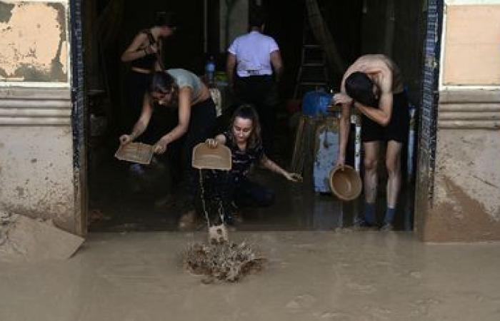 Una multitud de voluntarios están ocupados limpiando las ciudades afectadas por el desastre cerca de Valencia.