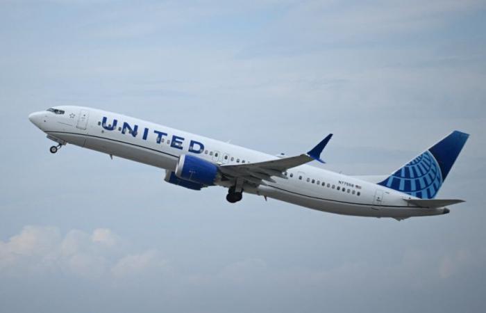 Hombre golpeado hasta sangrar en vuelo de United Airlines mientras dormía