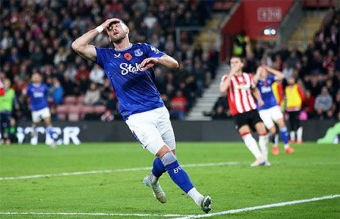 El abyecto Everton de alguna manera le da la primera victoria a los Toothless Saints