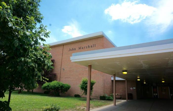 El futuro del edificio escolar cerrado no está claro después de que la ciudad retira la oferta para comprarlo