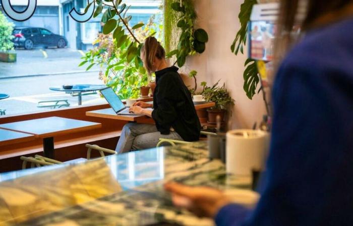 Teletrabajo en cafeterías: la tendencia divide a los propietarios suizos