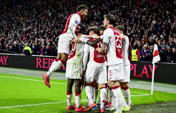 VIDEO. Mika Godts hace magia al entrar como suplente y le da al Ajax la victoria en el partido clave contra el PSV con un gol decisivo