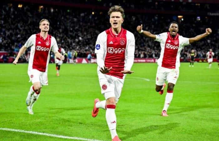 VIDEO. Mika Godts hace magia al entrar como suplente y le da al Ajax la victoria en el partido clave contra el PSV con un gol decisivo