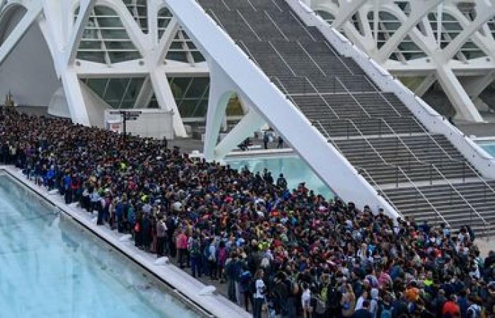 Una multitud de voluntarios están ocupados limpiando las ciudades afectadas por el desastre cerca de Valencia.