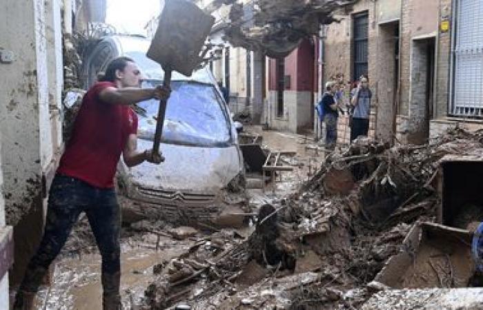 Una multitud de voluntarios están ocupados limpiando las ciudades afectadas por el desastre cerca de Valencia.