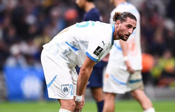 Adrien Rabiot aleja a un jugador del OM