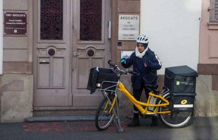 ¡Bicicletas eléctricas de La Poste reacondicionadas y puestas a la venta en París!