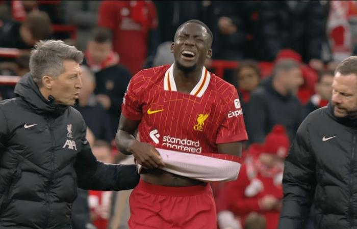 Ibrahima Konate abandona el campo en agonía mientras Arne Slot informa sobre la lesión de la estrella del Liverpool