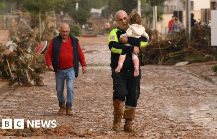 El primer ministro español ordena miles de tropas y policías más para azotar Valencia por las inundaciones