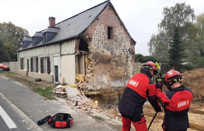 Cerca de Deauville, el frontón de una casa se derrumba