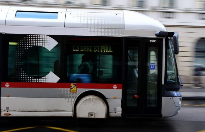 Autobuses quemados, lanzamiento de proyectiles contra agentes de policía, segunda noche de violencia en Rillieux-la-Pape