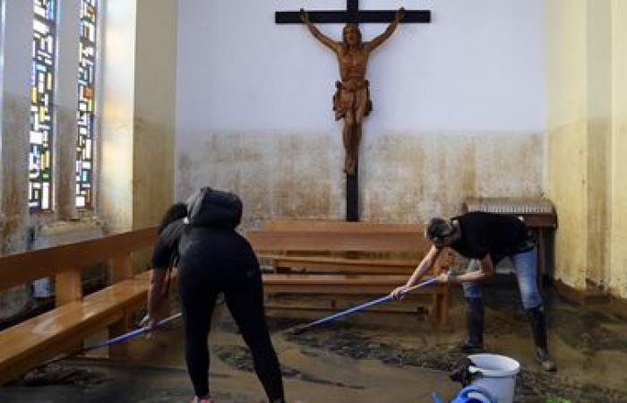 Una multitud de voluntarios están ocupados limpiando las ciudades afectadas por el desastre cerca de Valencia.