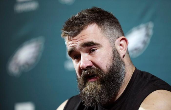 Jason Kelce fue empujado al suelo por un fanático de Penn State antes de repetir el insulto gay que le lanzaron en un nuevo video.