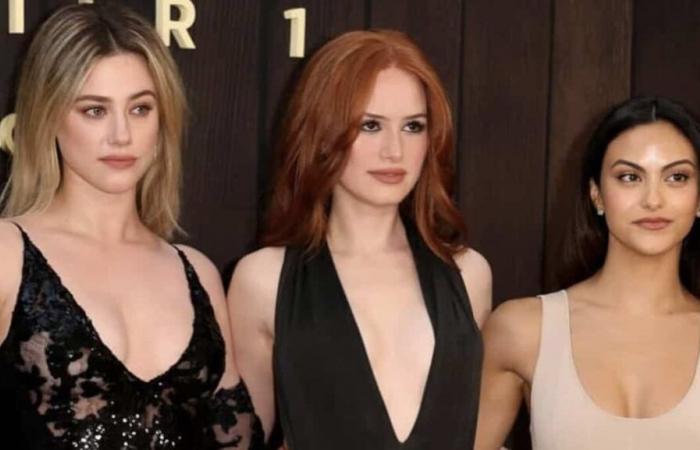 Aquí está la triste razón por la que no hemos visto a Lili Reinhart disfrazada con sus mejores amigas este año.