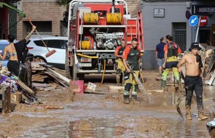 Una multitud de voluntarios están ocupados limpiando las ciudades afectadas por el desastre cerca de Valencia.