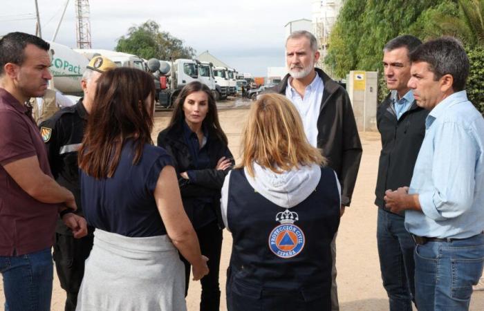 El rey Felipe VI y la reina Letizia rinden homenaje cerca de Valencia