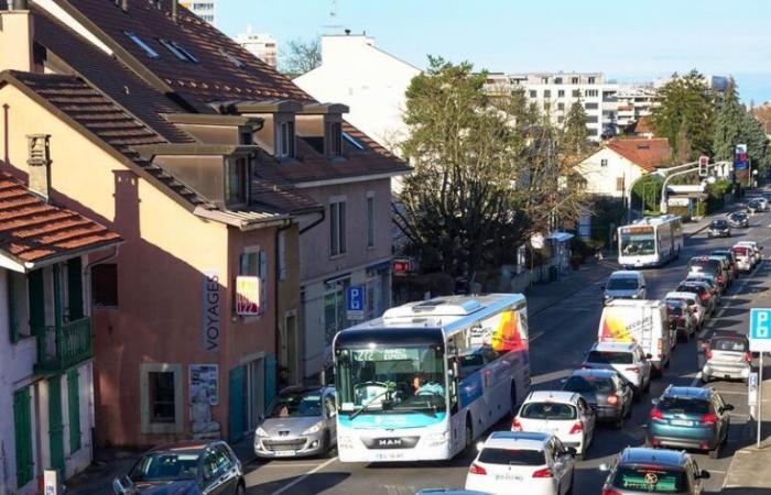 Ginebra: un motociclista gravemente herido