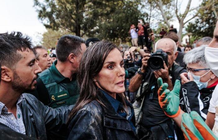 Insultada por los vecinos y cubierta de barro, la reina Letizia llora entre la multitud