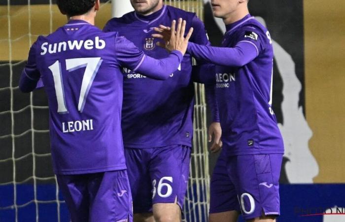 EN VIVO: Anderlecht abre el marcador con un penalti indiscutible (1-0)