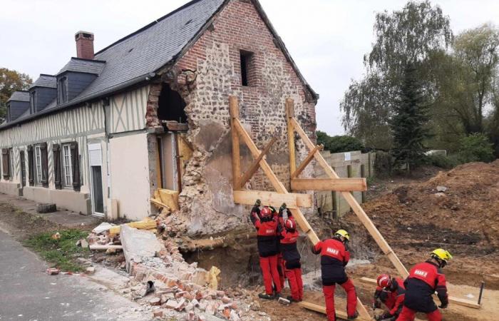 Cerca de Deauville, una casa amenaza con derrumbarse; dos personas fueron reubicadas