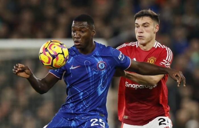 El Chelsea, colgado en el césped del Manchester United, se mantiene al pie del podio de la Premier League