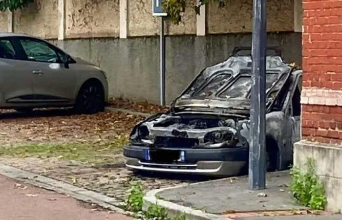 un coche quemado por un incendio provocado