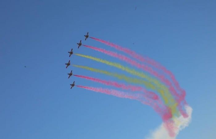 un espectáculo impresionante de la patrulla acrobática “Marcha Verde” al final