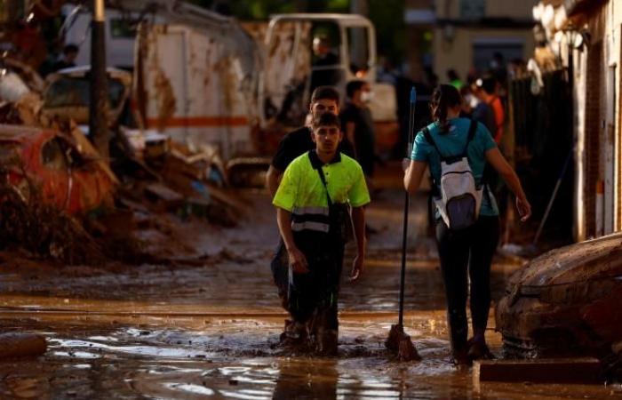 Inundaciones en España: los reyes llegaron a Valencia amenazados por más lluvias