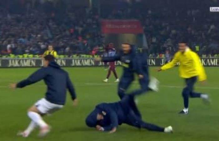 Resbalón fallido, rodar por el suelo… Mourinho desatado tras la victoria de último minuto del Fenerbahçe