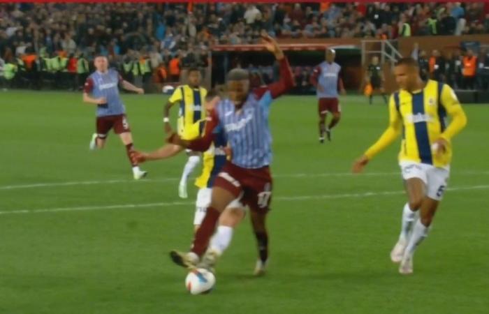 ¿Hay falta en el gol del Trabzonspor al F.Bahçe? Aquí están todas las posiciones controvertidas