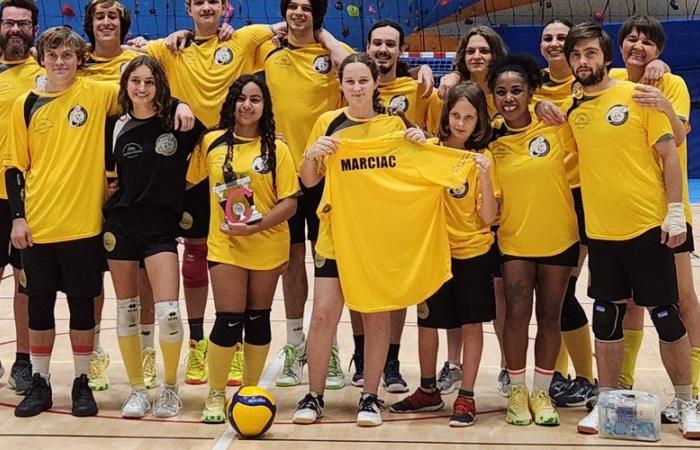 Marciac. Presentación de las camisetas amarilla y negra, primicia para el club de voleibol