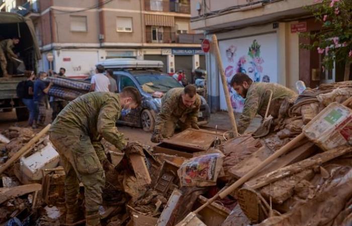 En Valencia, tras unas inundaciones mortales, estalla la ira contra el rey Felipe VI y el presidente Pedro Sánchez