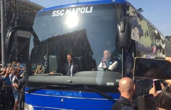 El autobús del Napoli llegó a Maradona, ¡fanáticos entusiastas! Comienzan los cánticos: “Estaré contigo”