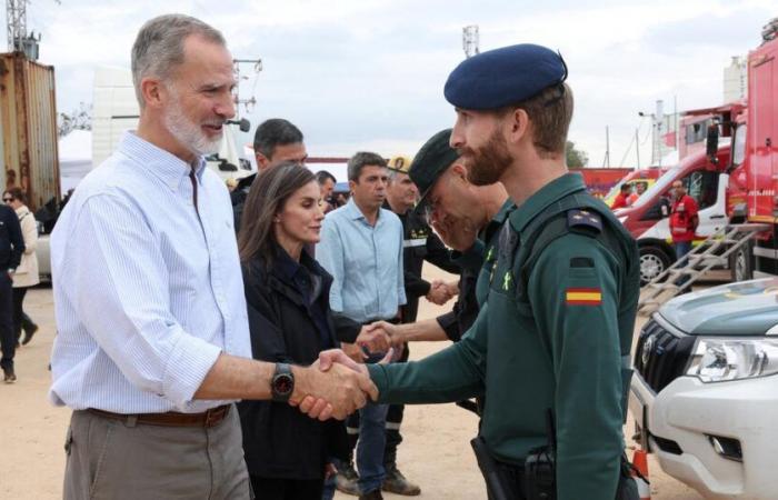 Ante la ira de la multitud, se suspende la visita del rey y la reina al lugar de la inundación.