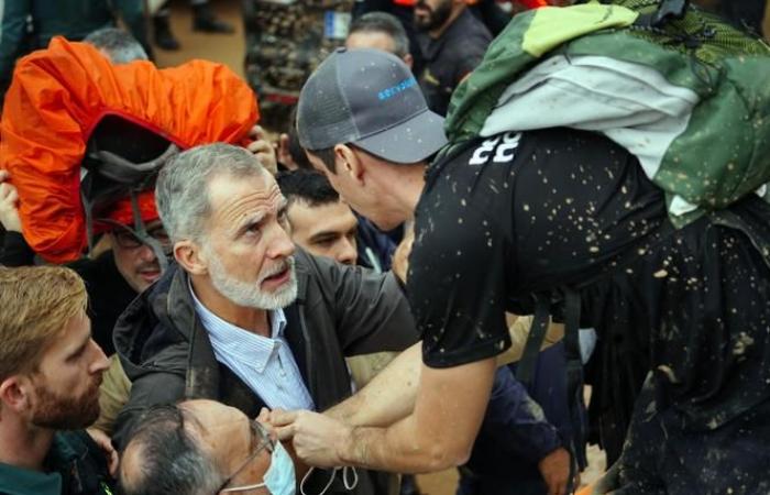 En Valencia, tras unas inundaciones mortales, estalla la ira contra el rey Felipe VI y el presidente Pedro Sánchez