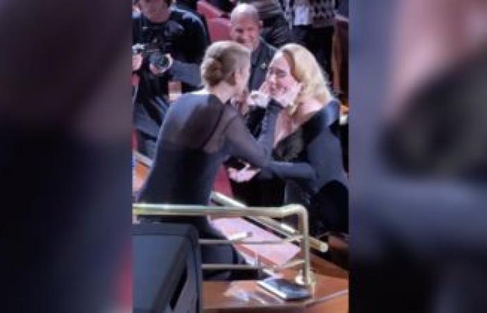 Disfrazada del personaje de Meryl Streep en ‘La muerte te conviene’, Adèle besa a la actriz durante un concierto en Las Vegas