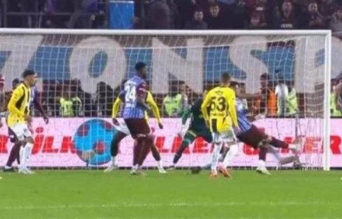 ¿Hay falta en el gol del Trabzonspor al F.Bahçe? Aquí están todas las posiciones controvertidas