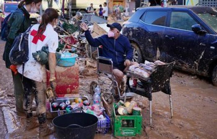 Mientras brindan ayuda, los voluntarios también enfrentan riesgos para la salud.