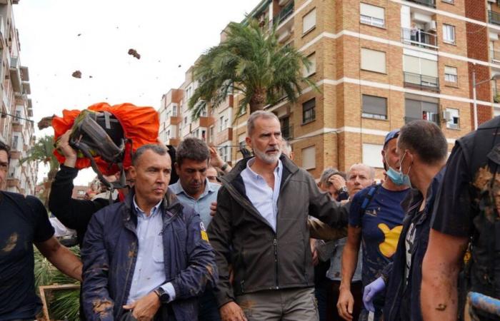 Inundaciones en España: líderes políticos atacados por una multitud enfurecida durante la visita del rey y la reina