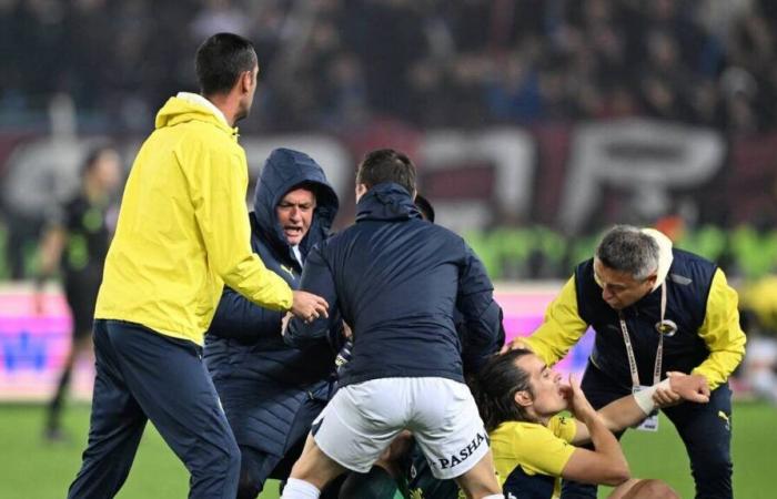 Cuando José Mourinho hace un espectáculo durante una celebración y cae al campo