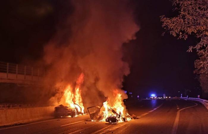 Coches incendiados en la A8: sabemos más sobre el origen del espectacular accidente que dejó cinco heridos