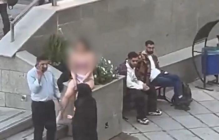 Estudiante arrestado en Irán después de desnudarse en público en protesta