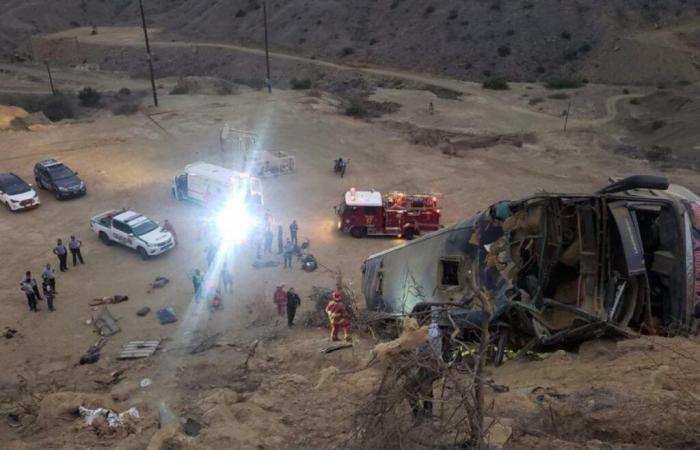 Bebé sobrevive a accidente de tráfico que mata al menos a 10 personas