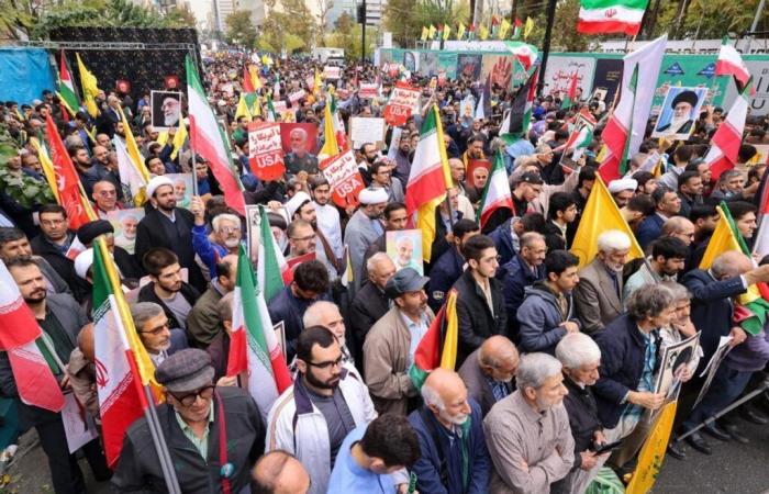 Miles de iraníes conmemoran el aniversario de la toma de rehenes por parte de Estados Unidos en 1979