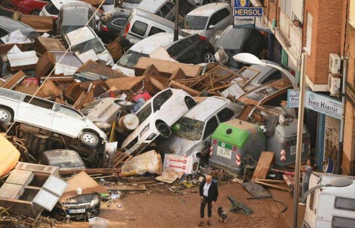 es rescatada después de estar atrapada en su auto durante tres días