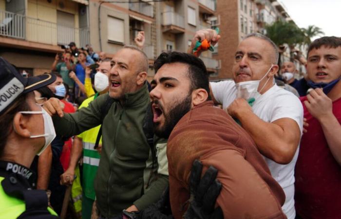 la ruidosa visita del Rey de España, símbolo de una población devastada y exhausta