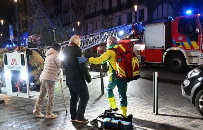 Un incendio arrasa un hotel en el centro de Bruselas: decenas de personas evacuadas