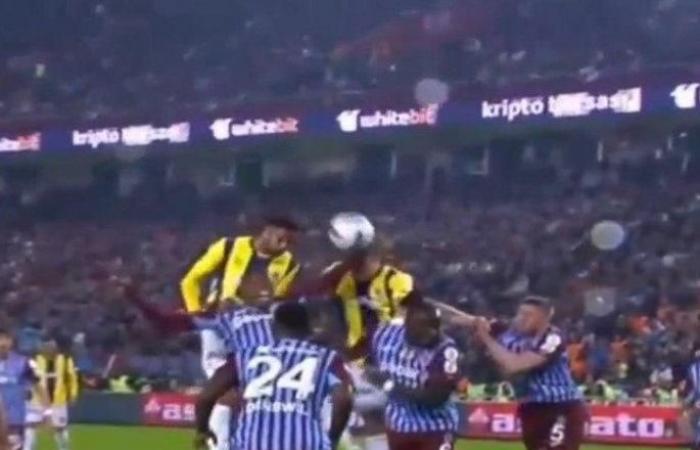 ¿Hay falta en el gol del Trabzonspor al F.Bahçe? Aquí están todas las posiciones controvertidas