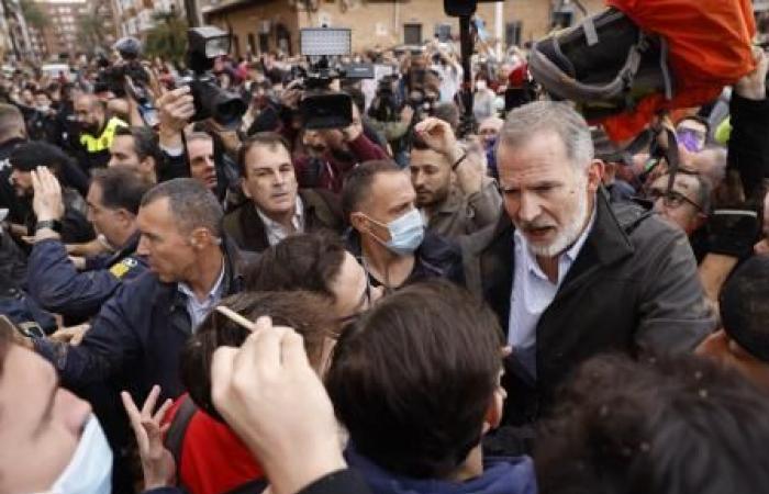 Destrozan el coche de Pedro Sánchez a su salida de Paiporta: así ha quedado