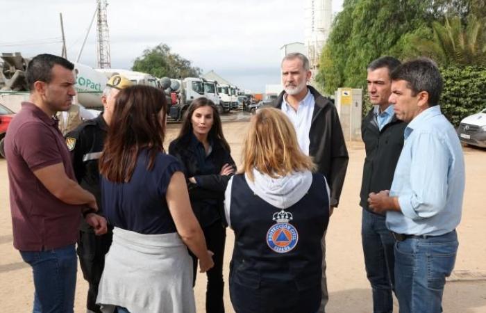 Inundaciones en España: los reyes llegaron a Valencia amenazados por más lluvias